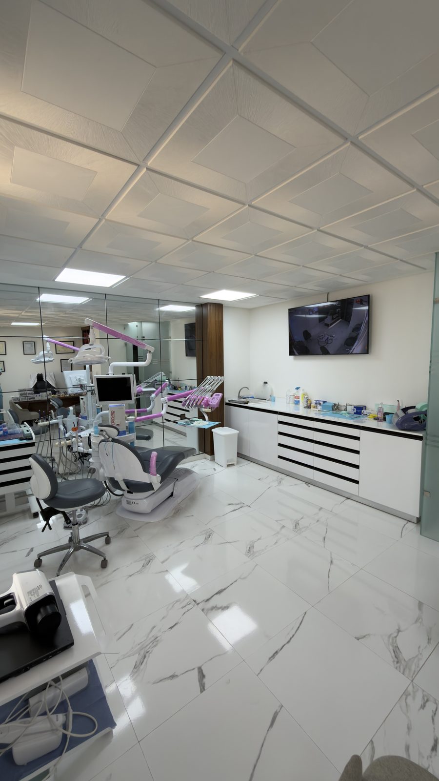 Salle de soins équipée du centre dentaire