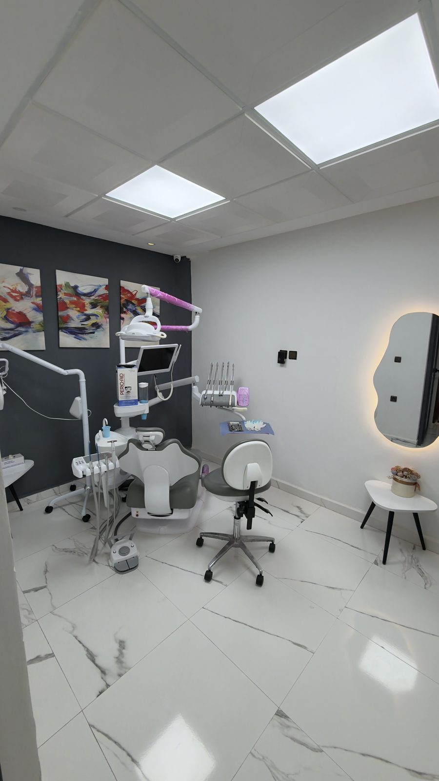 Deuxième salle de soins avec équipements modernes