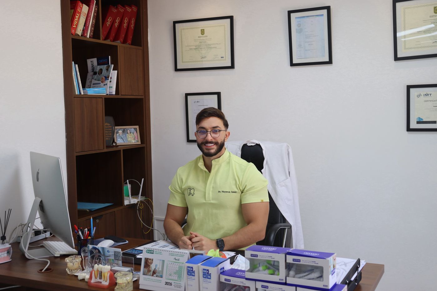 Dr Hayzoun Issam dans son cabinet à Fès