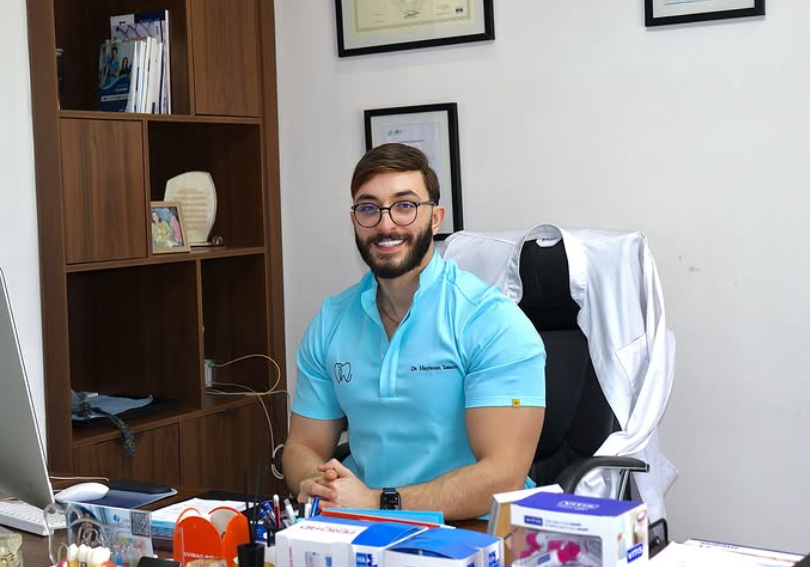 Dr Hayzoun Issam dans son cabinet à Fès